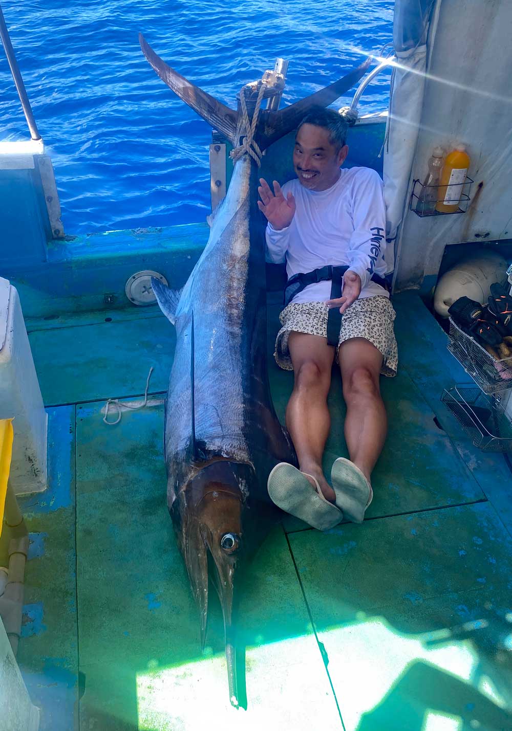沖縄でカジキを釣り上げた大阪の男性