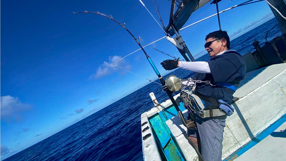 沖縄のトローリングでカジキを釣っている男性