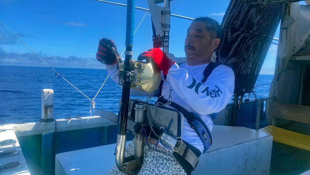 沖縄でカジキ釣りをしている大阪の男性