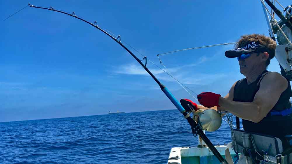 沖縄でカジキ釣りをしている男性
