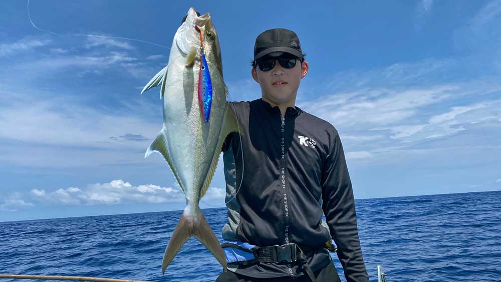 沖縄のジギングでカンパチを釣り上げた男性