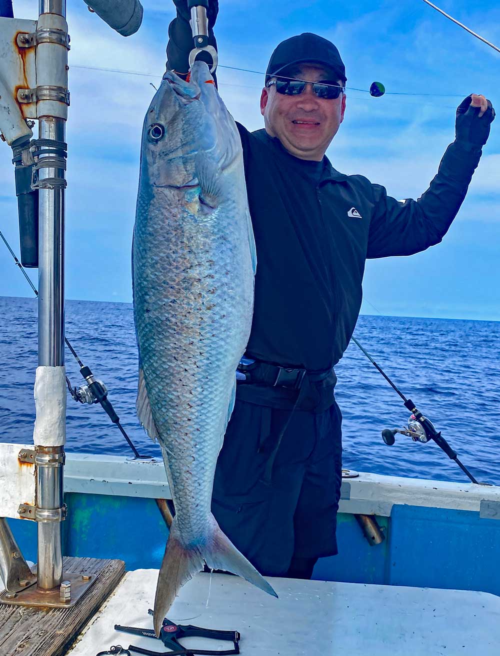 沖縄タイラバでアオチビキを釣り上げた男性