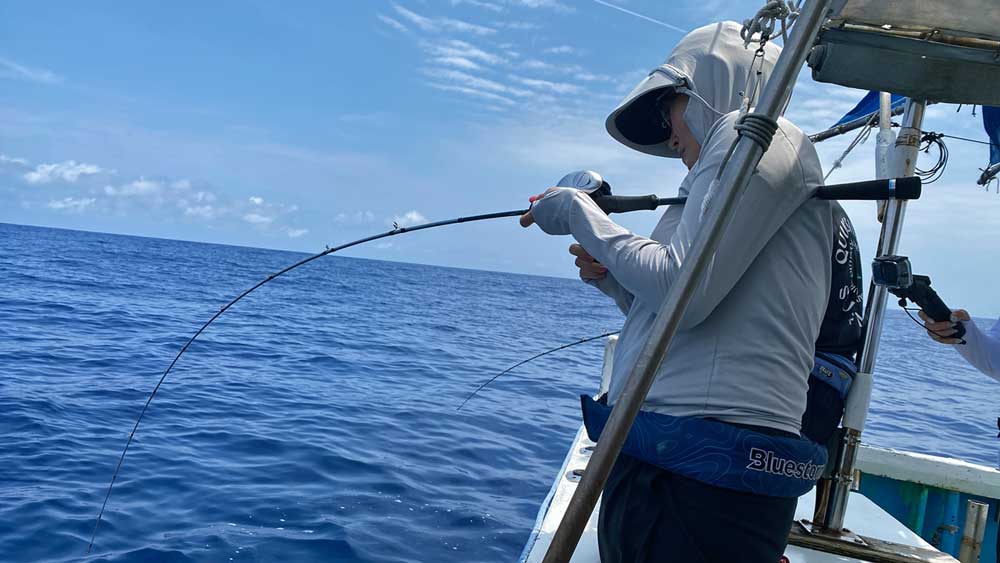 沖縄タイラバでツムブリを釣っている女性