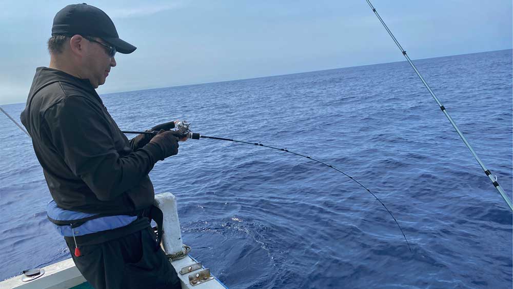 タイラバでアオチビキ釣りをしている男性
