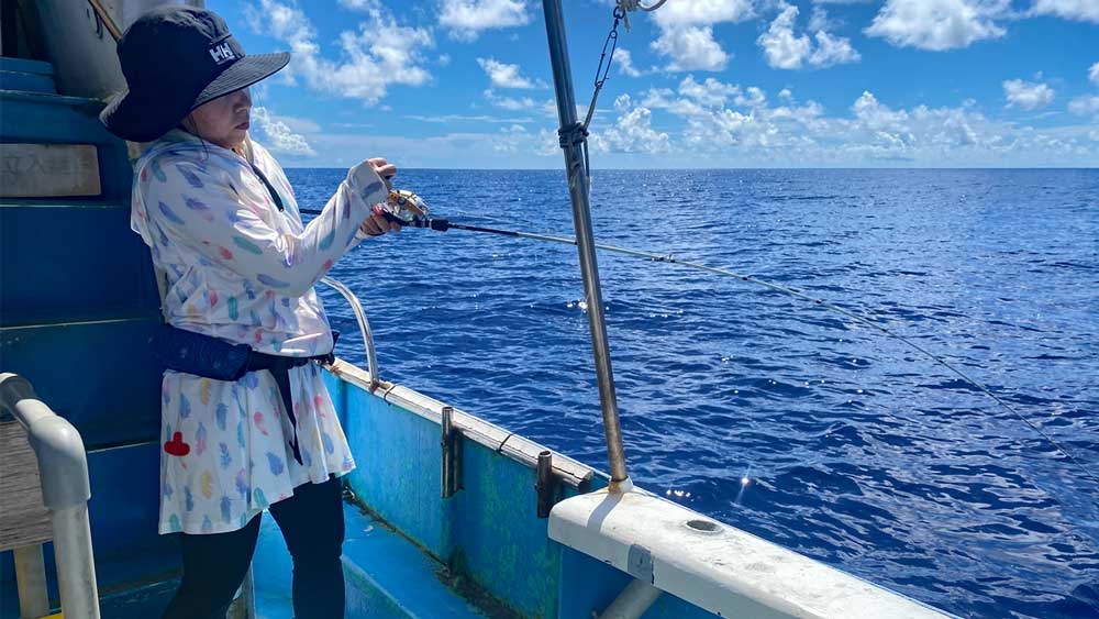 タイラバでシロダイを釣っている女性