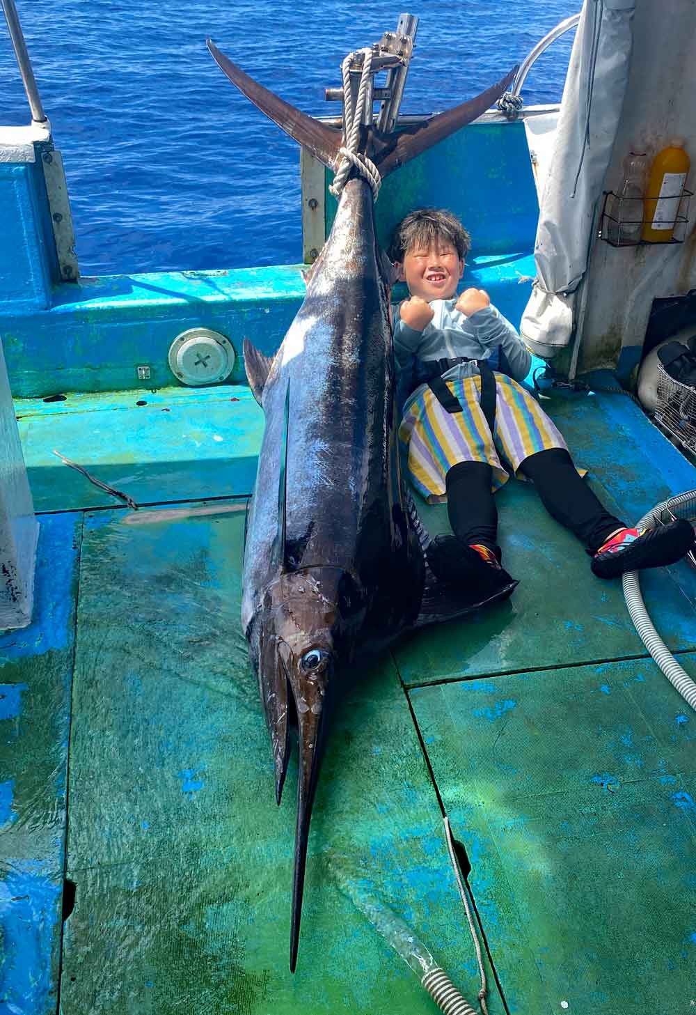 沖縄でカジキを釣り上げた8才の小学3年生の少年