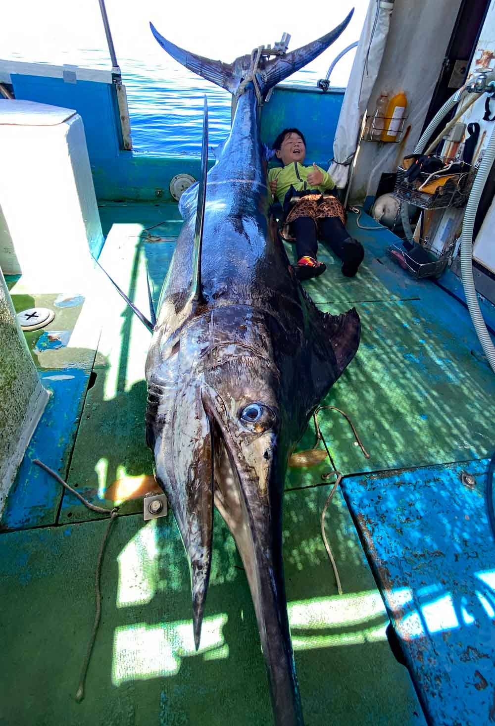 沖縄のトローリングで140kgのクロカジキ釣り上げた8才の小学3年生