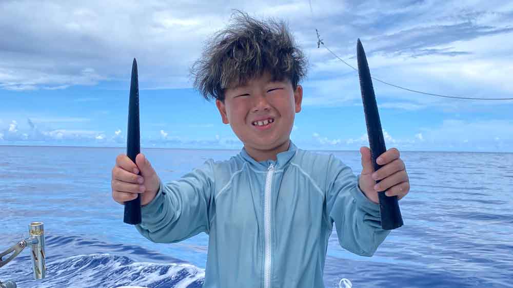 沖縄のトローリングで８才の小学生3年生が釣り上げた2匹カジキのツノ