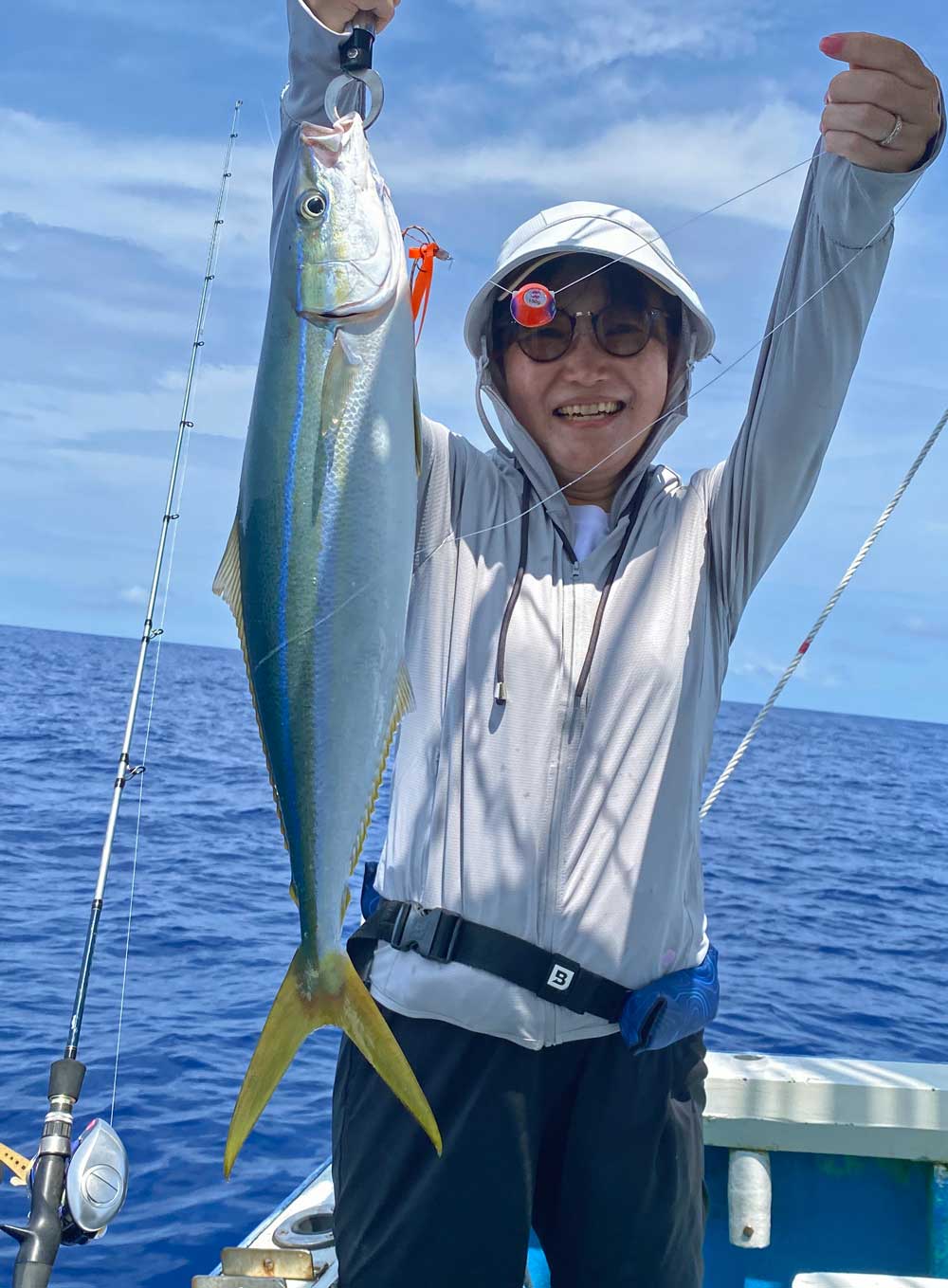 沖縄タイラバでツムブリを釣り上げた女性