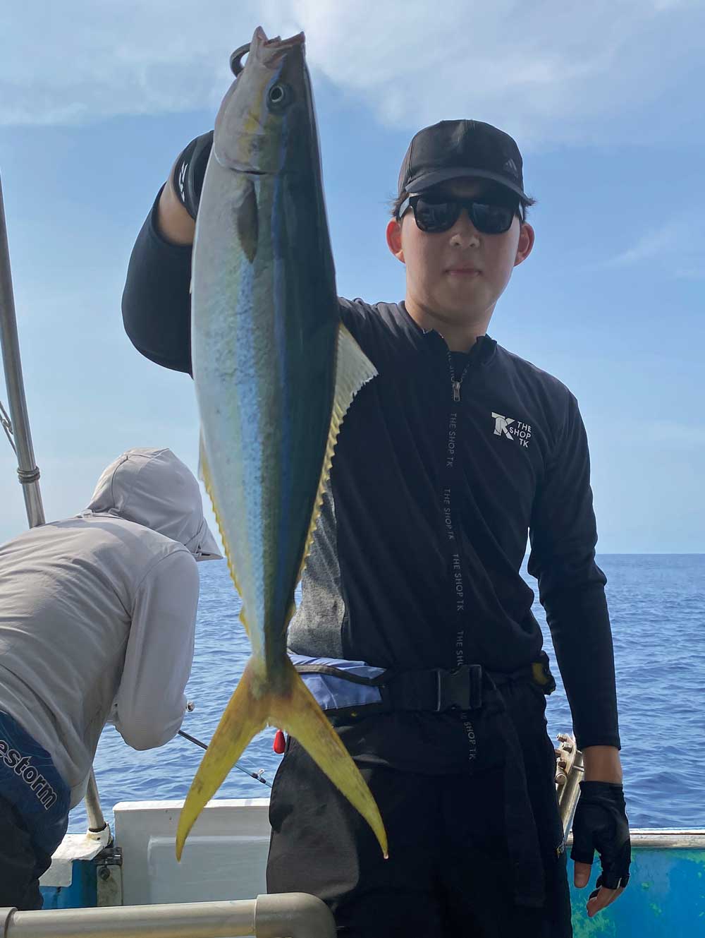沖縄のジギングでツムブリを釣り上げた男性