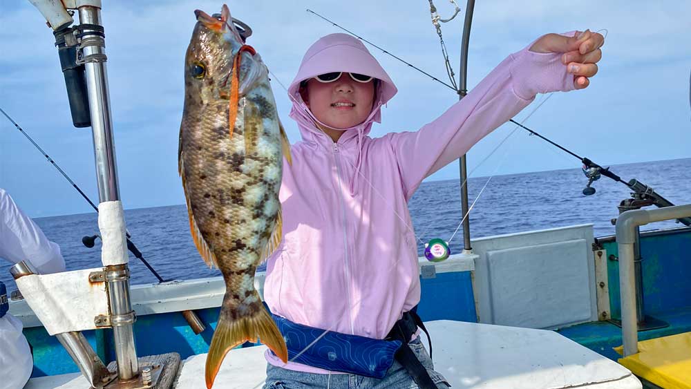 沖縄のタイラバでフエフキダを釣り上げた女性