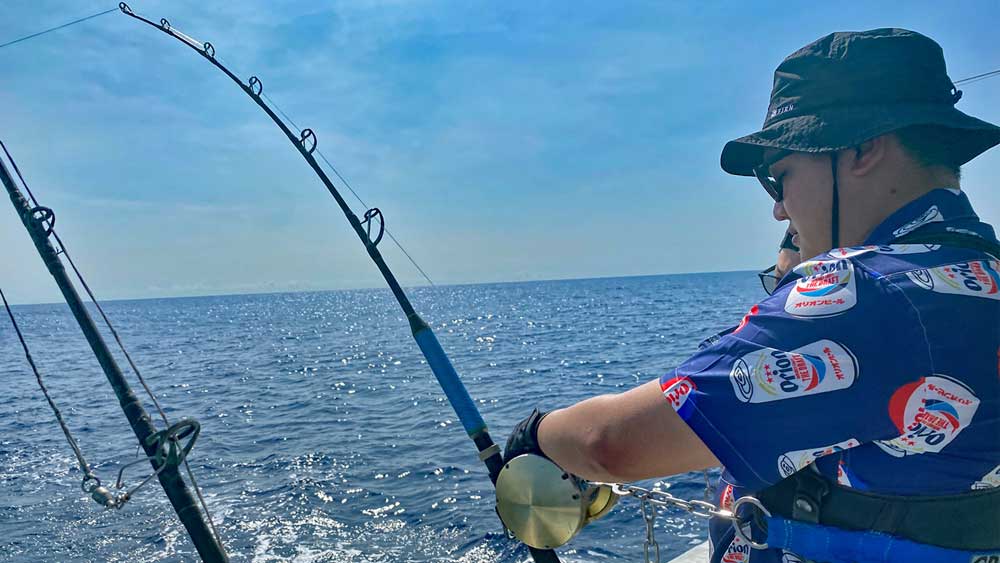 150kgの大物カジキを釣っている男性