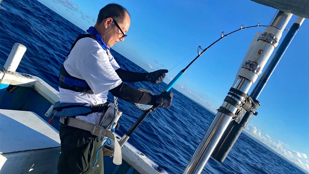 沖縄でカジキ釣りをしている新潟から来た男性
