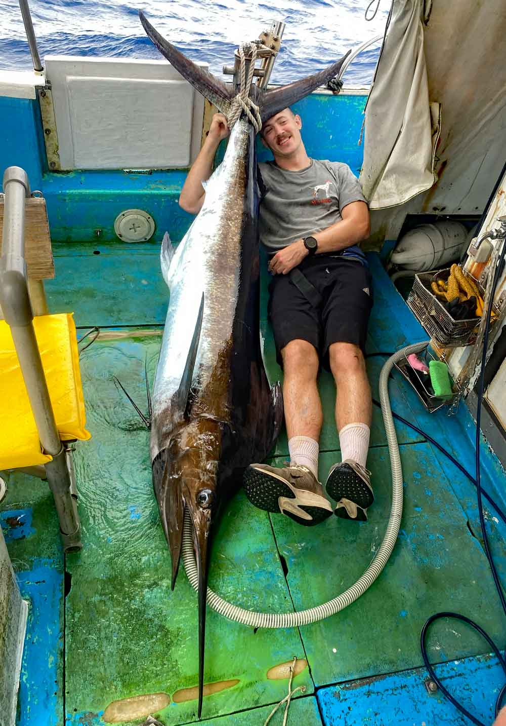 沖縄でカジキを釣り上げたアメリカ人
