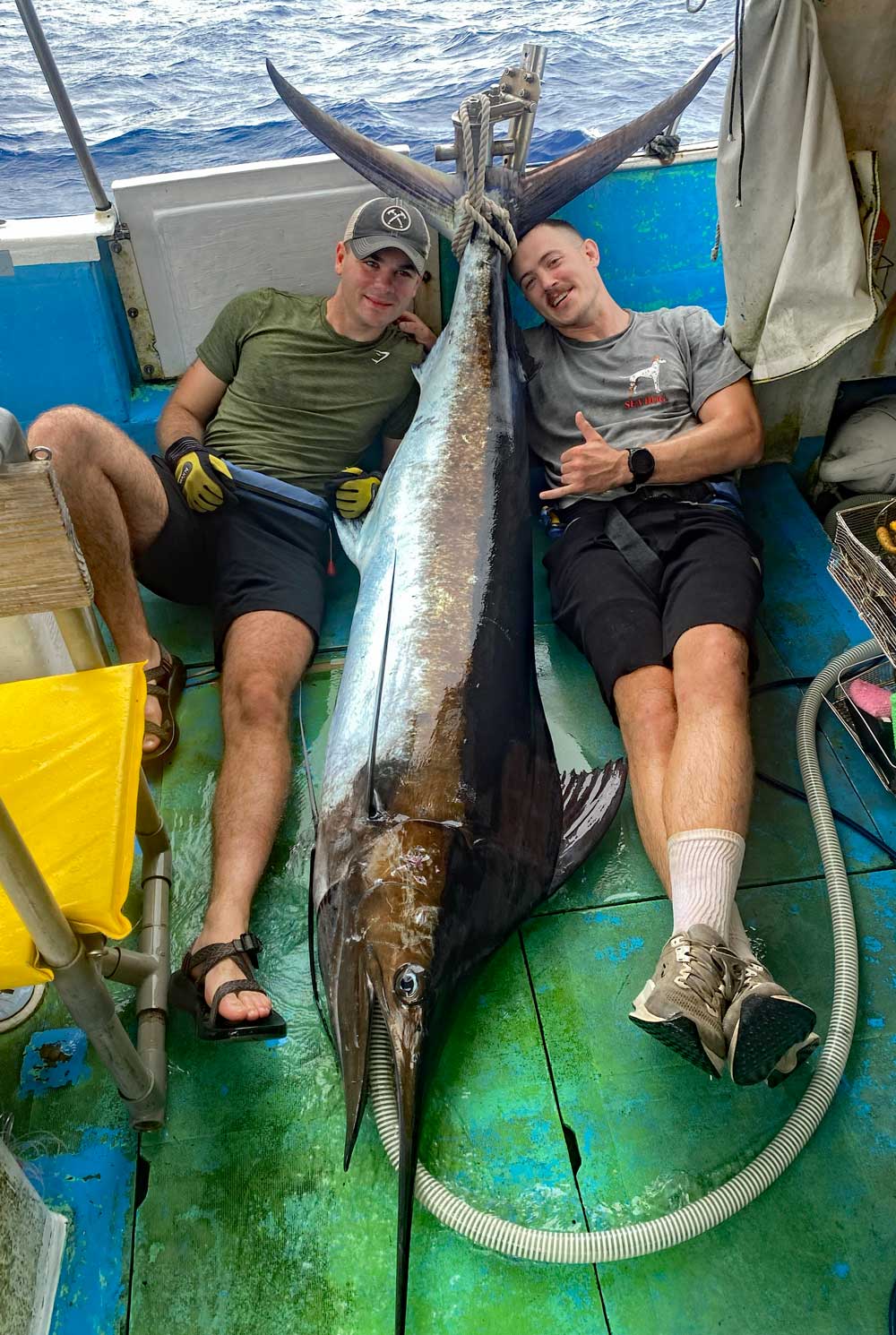 沖縄でカジキを釣り上げた二人のアメリカ人