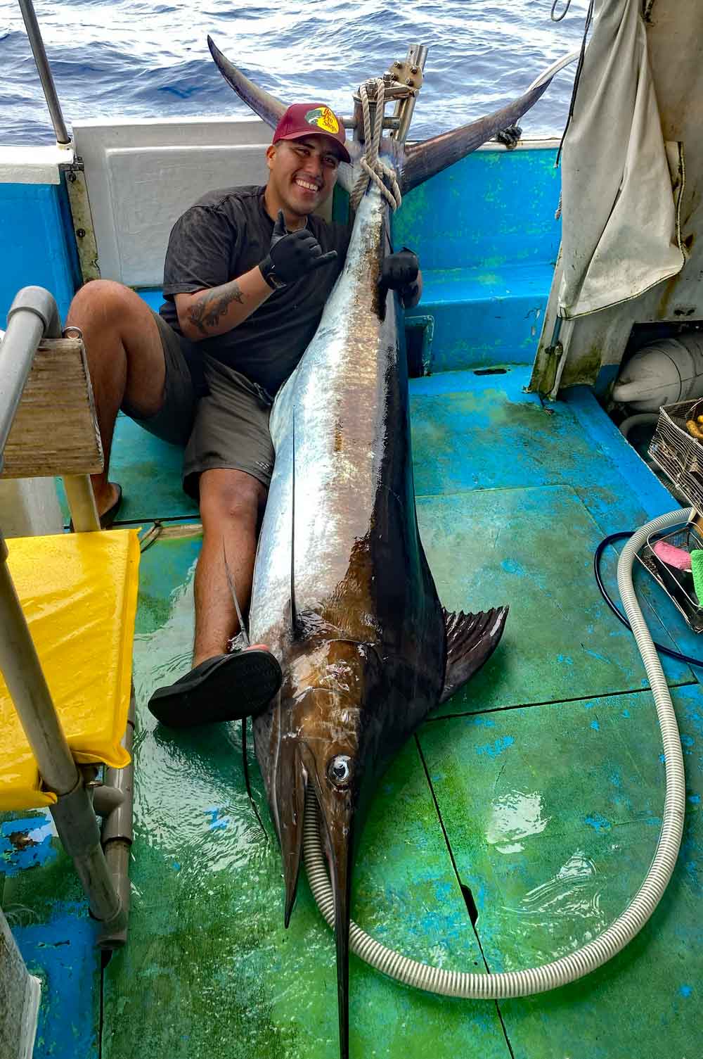カジキを釣り上げ喜ぶアメリカ人