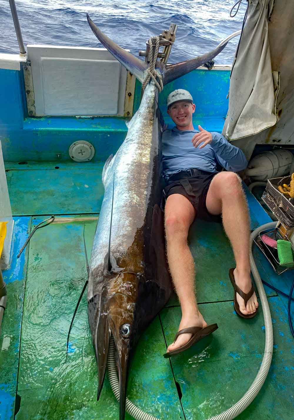 カジキを釣り上げた若いアメリカの男性