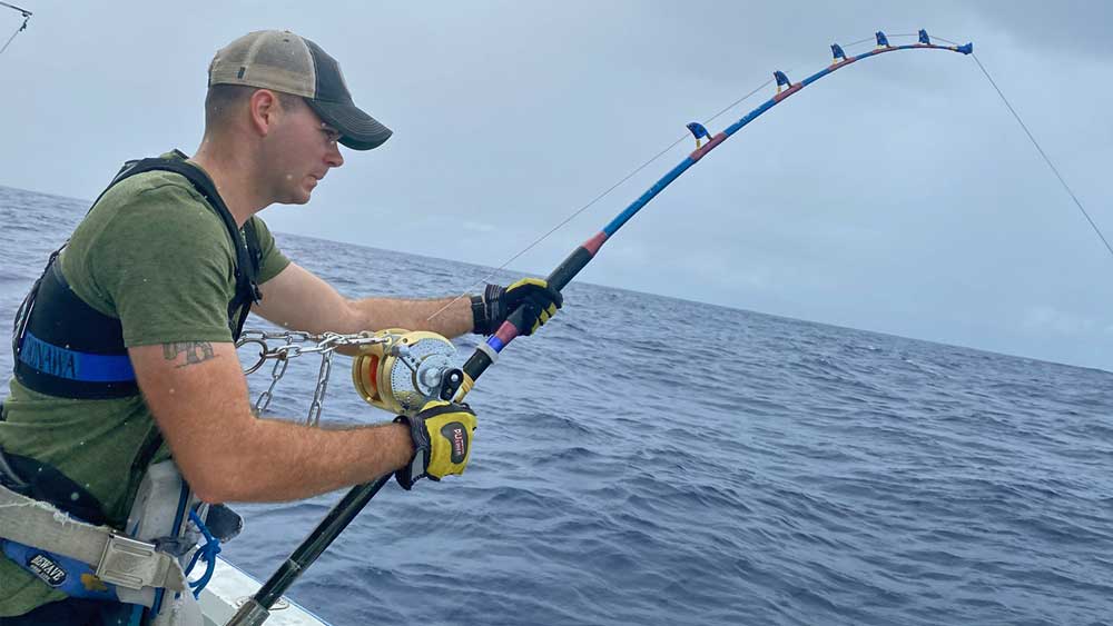 カジキ釣りをしているアメリカから沖縄に来た若いアメリカ人