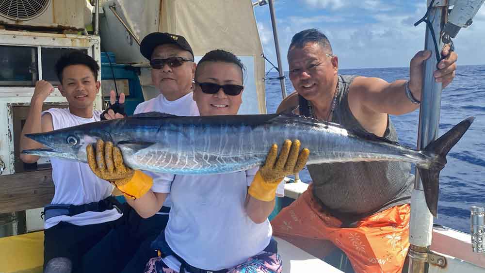カマスサワラと4人の釣り人