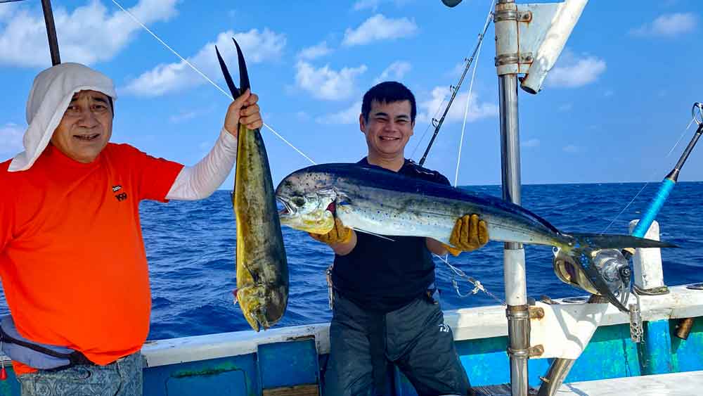 ダブルヒットでシイラを釣り上げた二人の男性