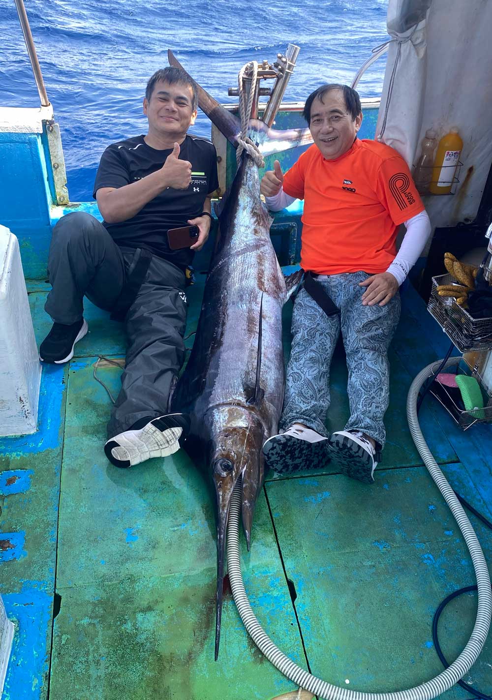 カジキヲ釣り上げた東京から沖縄に来た二人の男性