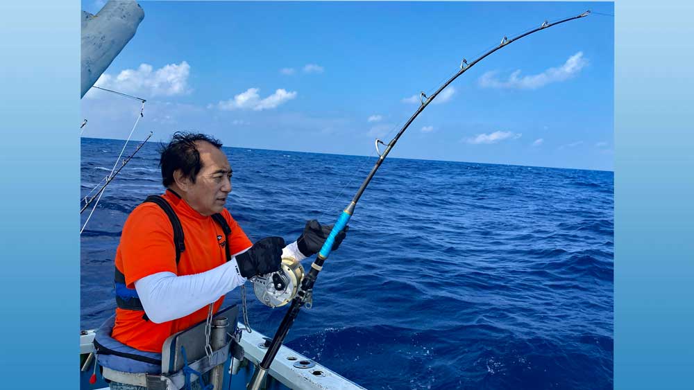 カジキ釣りをしている男性