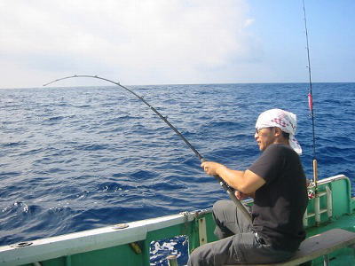 魚を釣っている男